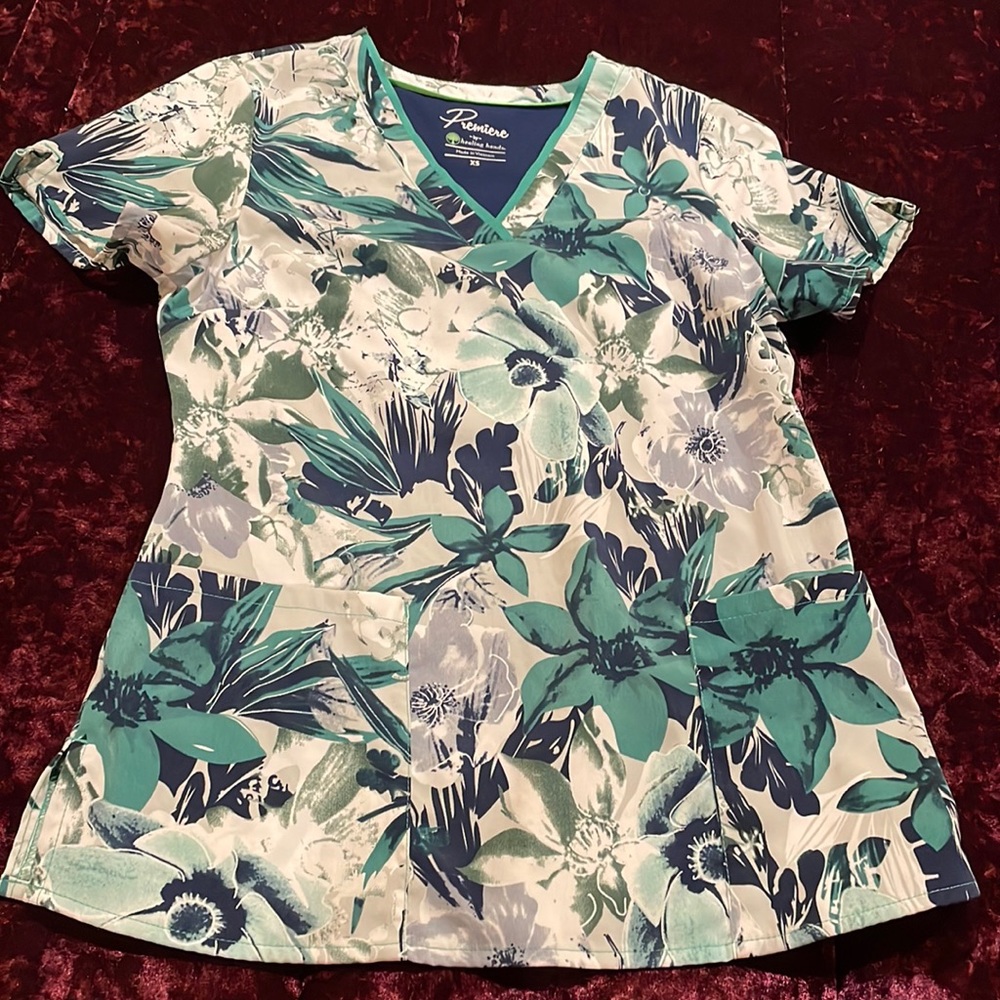 Premiere by Healing Hands scrub top ✨